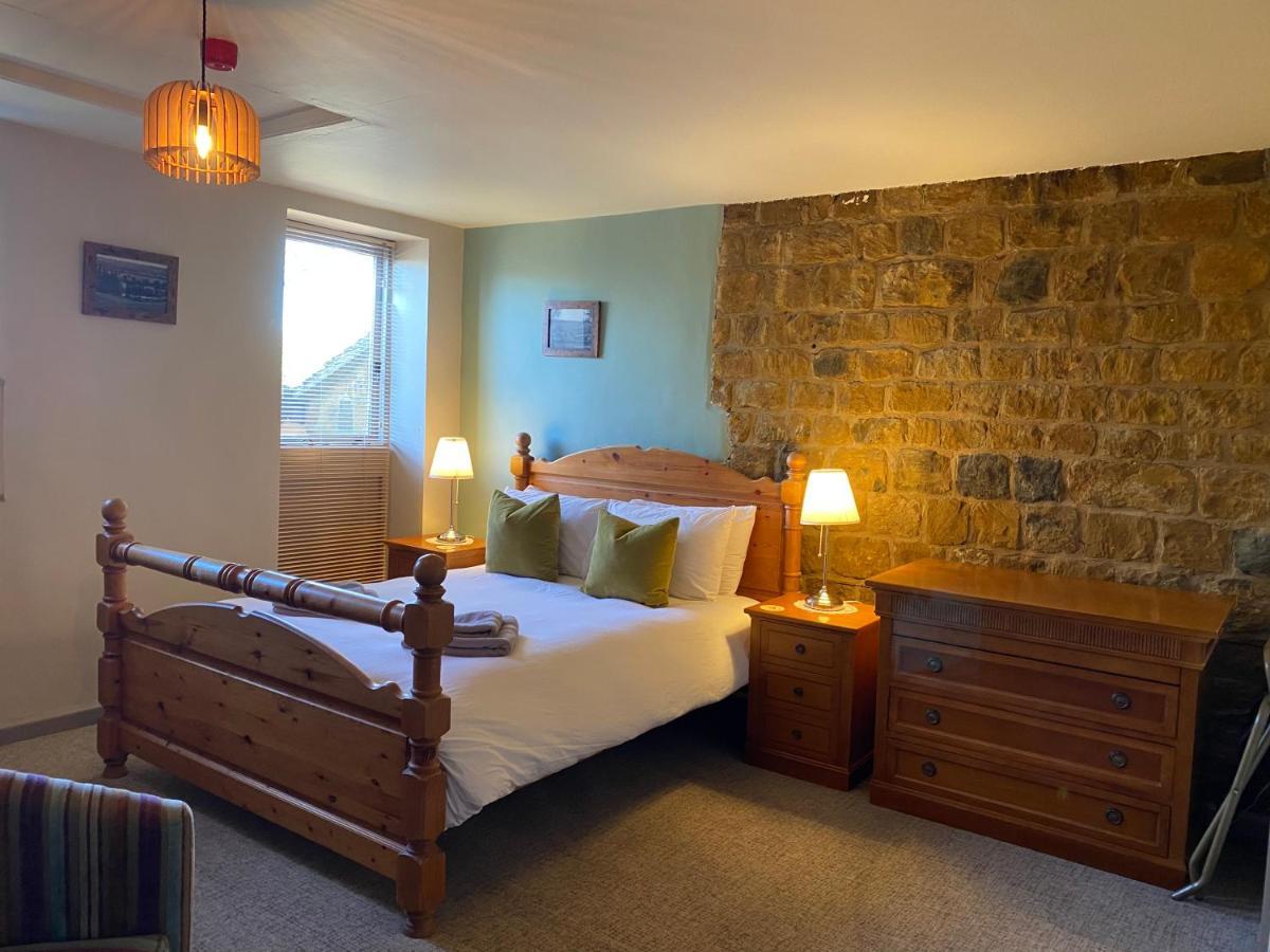The Hollybush Inn And B&B Priors Marston 外观 照片