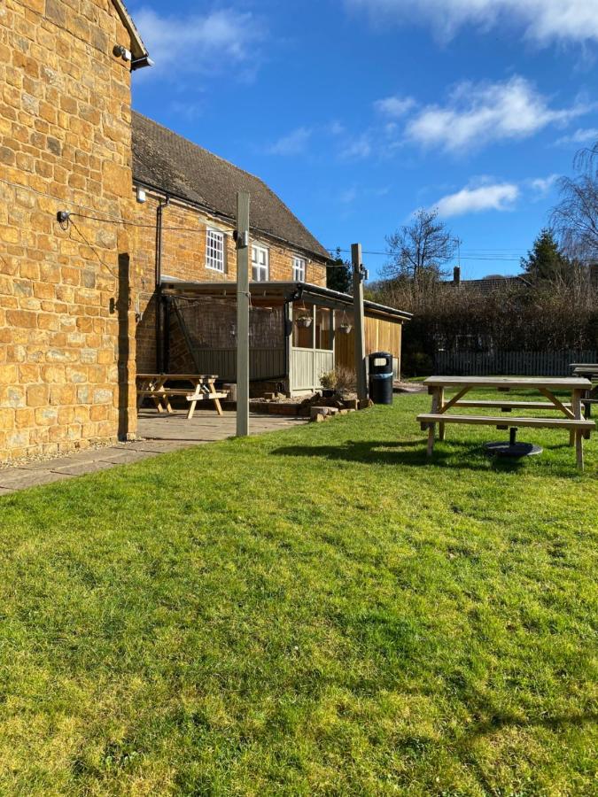 The Hollybush Inn And B&B Priors Marston 外观 照片