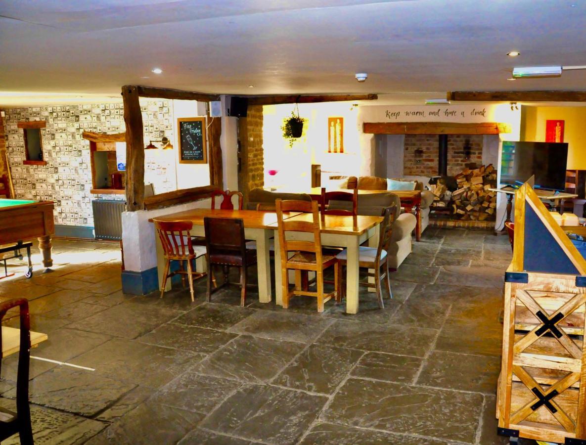 The Hollybush Inn And B&B Priors Marston 外观 照片