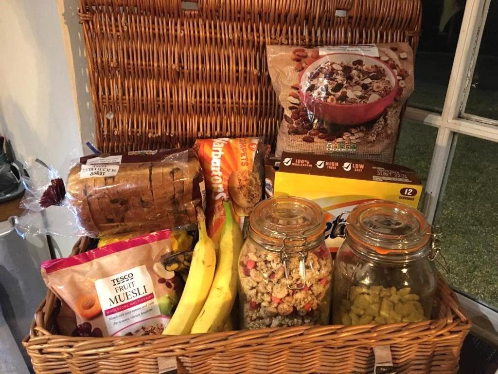 The Hollybush Inn And B&B Priors Marston 外观 照片