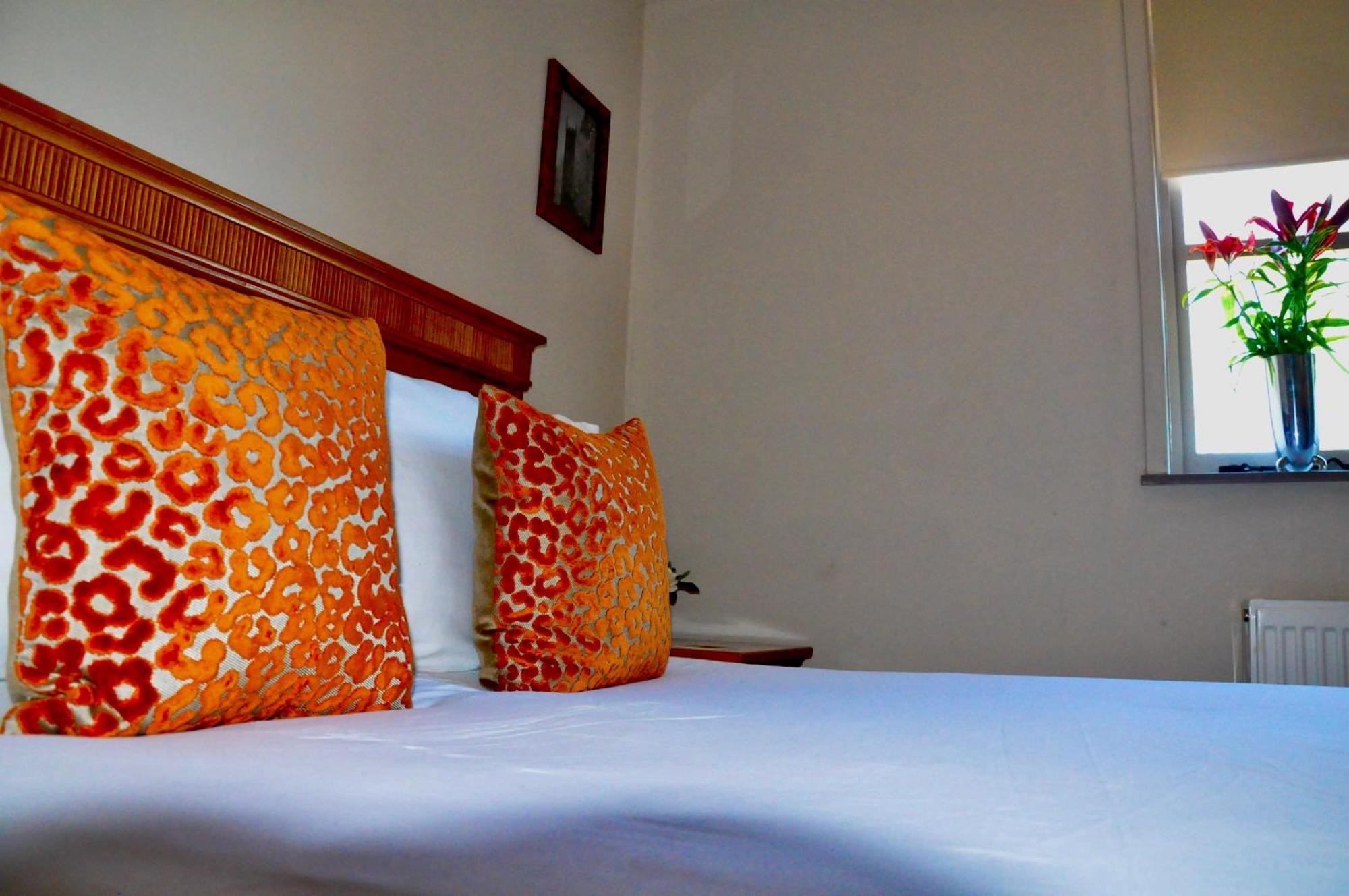 The Hollybush Inn And B&B Priors Marston 外观 照片