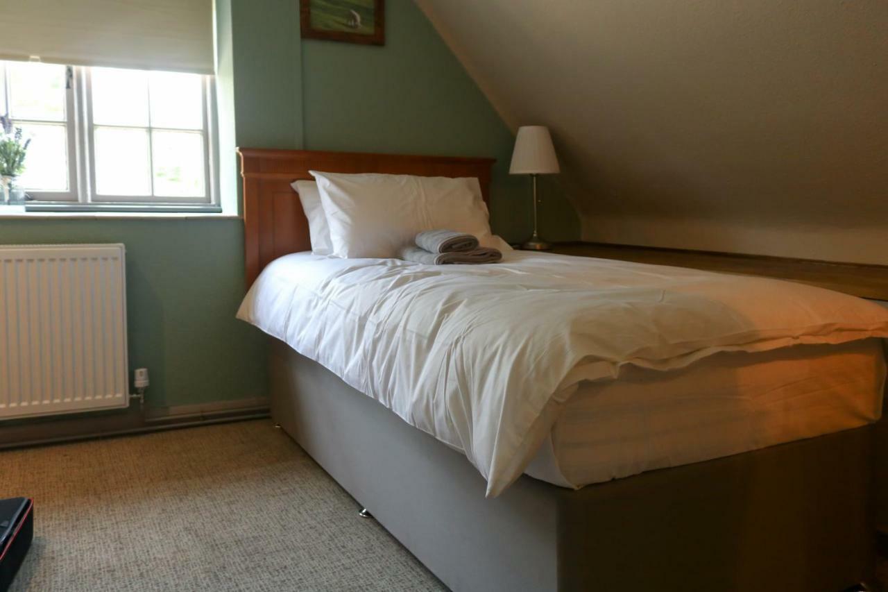 The Hollybush Inn And B&B Priors Marston 外观 照片